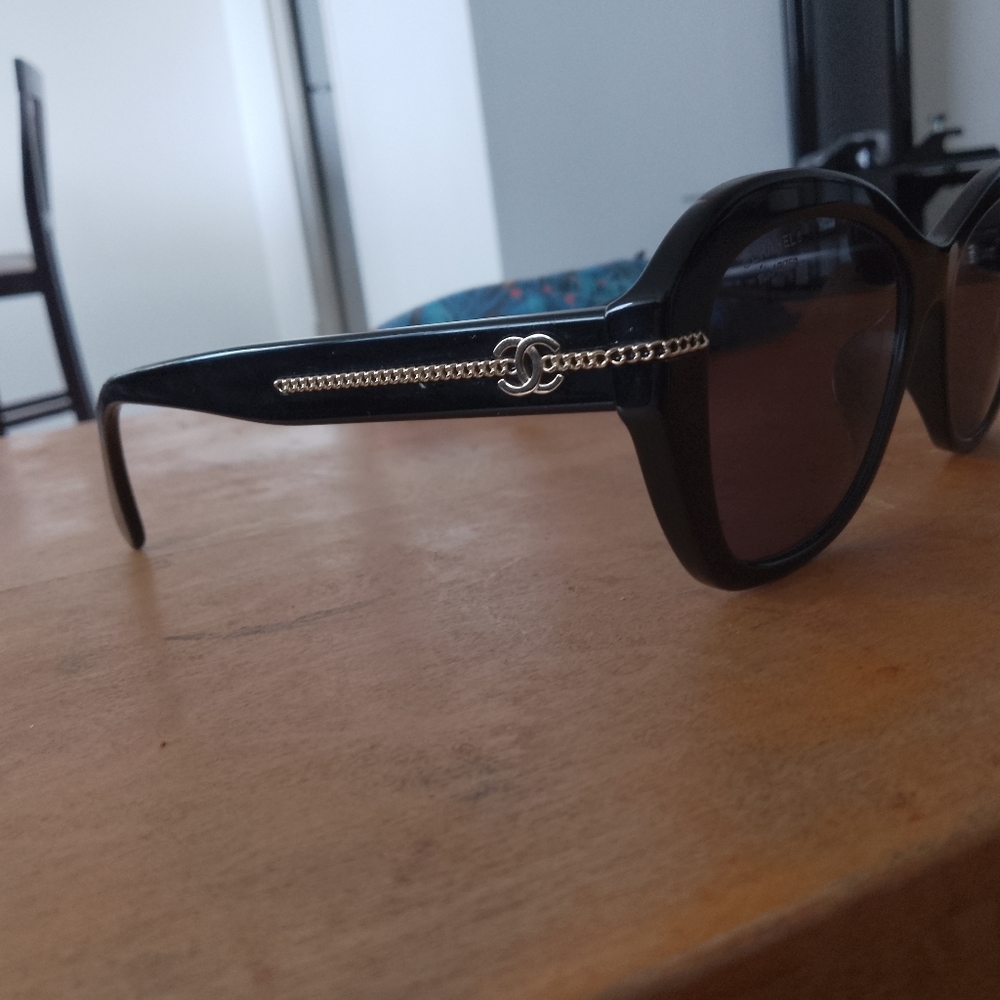 CHANEL Black Round Frame Sunglasses with Chain Detail